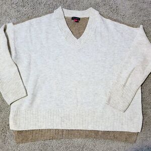 Vince Camuto V-Neck Sweater in Light Cream and Brown